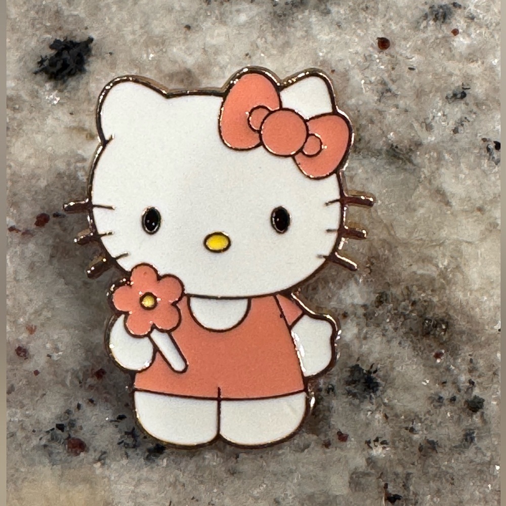 Hello Kitty Peach brooch with Flower